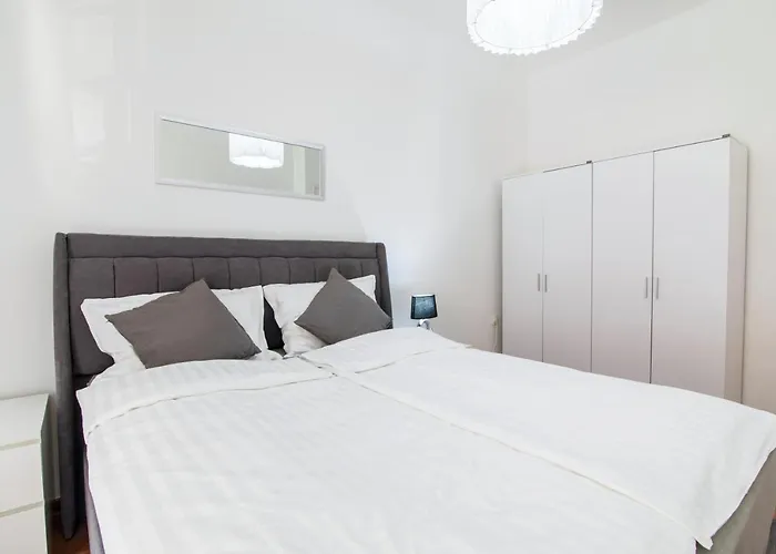 Midtown Apartment By Corfuescapes